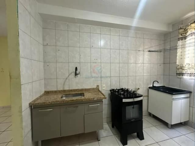 Área de serviço com bancada de granito e armários