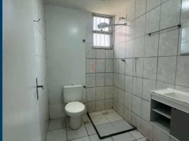 Banheiro com piso e paredes de cerâmica e janela
