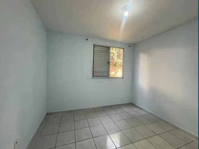 Sala vazia com piso de porcelanato e janela