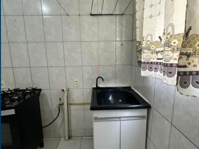 Cozinha com armários planejados e bancada de granito