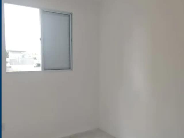 Quarto com piso de cimento queimado e janela