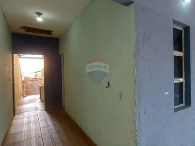 Corredor externo com piso cerâmico e paredes pintadas