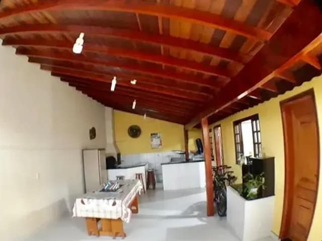 Área gourmet com forro em madeira e piso de porcelanato