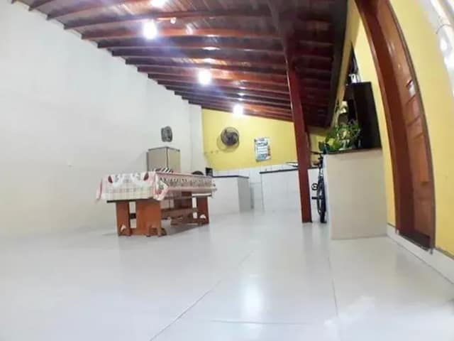 Área gourmet com piso de porcelanato e teto de madeira