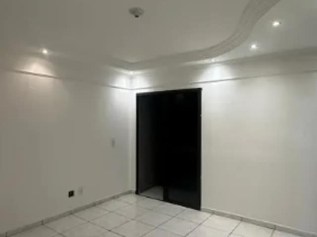Sala com piso porcelanato e forro em gesso com spots
