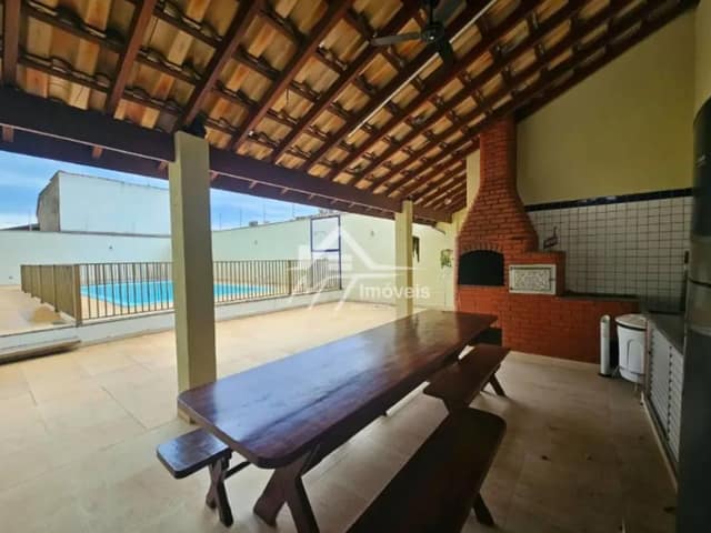 Varanda gourmet com churrasqueira em área comum