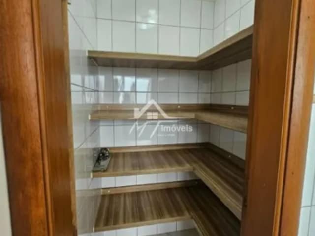 Despensa com prateleiras de madeira e piso de porcelanato