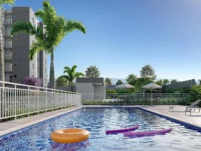 Piscina com espreguiçadeiras e área de lazer