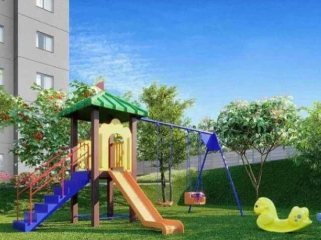 Área de lazer com playground infantil e gramado