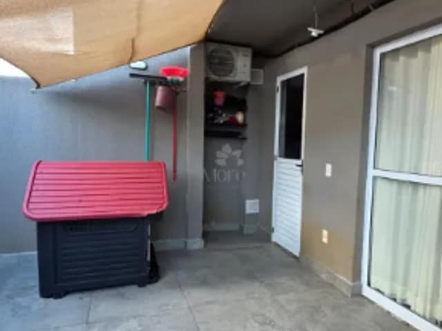 Área externa com piso de concreto e toldo de proteção
