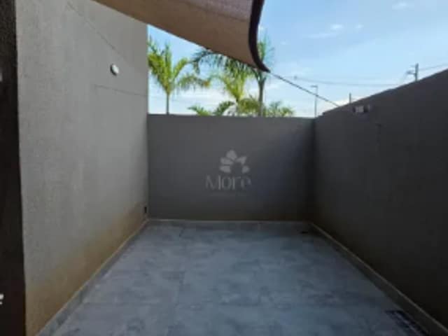 Varanda com piso de porcelanato e toldo de proteção