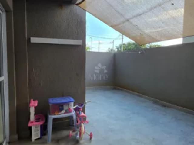 Varanda com piso de porcelanato e cobertura de lona